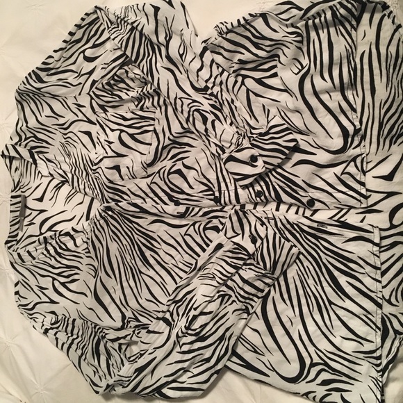 💥3/$20💥 Vero Moda zebra print blouse - Picture 2 of 3